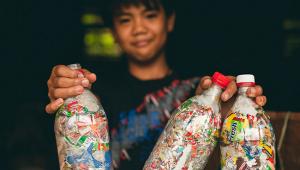Mattoni dalle bottiglie di plastica per costruire le scuole