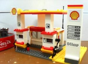 LEGO annuncia la fine della sua partnership con Shell dopo campagna Greenpeace